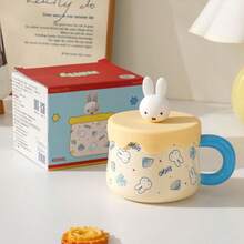 Cốc cà phê bằng gốm sứ Miffy màu hồng, họa tiết trái cây và lá mùa thu, có nắp đậy, được cấp phép chính thức - Thiết kế nắp hình nhân vật thỏ hoạt hình Nhật Bản 3D đáng yêu - Chất liệu gốm sứ chịu nhiệt chất lượng cao - Món quà sinh nhật và ngày lễ hoàn hảo cho thanh thiếu niên, người lớn, phụ nữ, học sinh, nhân viên văn phòng. - Nhiều màu - Xem 6