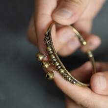 1件铃铛串珠可调节手镯 - 锤纹铜手镯，带吊坠，独特的手持音乐饰品 - 銅色 - 查看 2