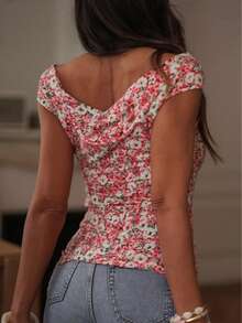 Top de Ombro Caído com Estampa Floral Miúda Francesa da Solstice Apparel, Camiseta Cropped Ajustada com Decote em V e Detalhe Torcido, Primavera/Verão - Rosa chiclete - Visão 5