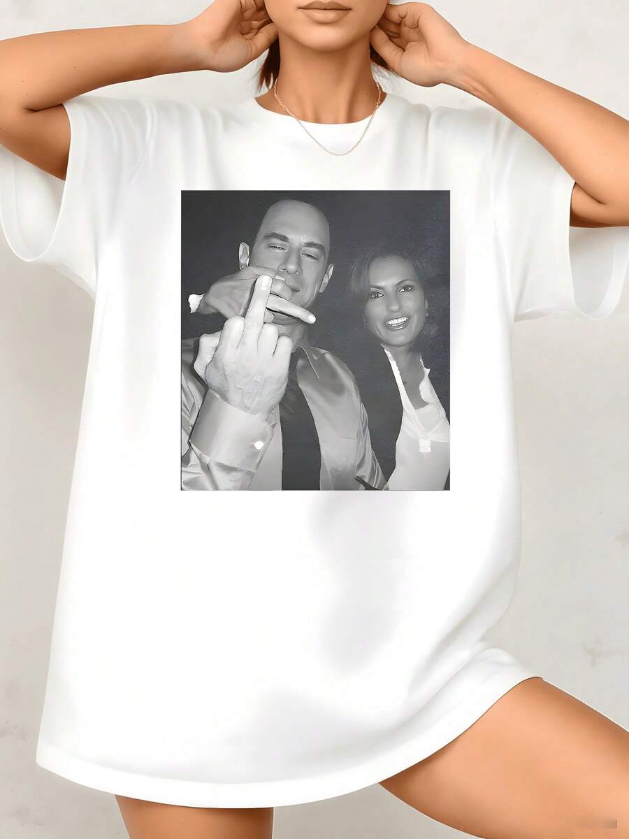 Retrato artístico en tonos grises que representa una conexión misteriosa entre dos figuras que transmiten elegancia y fuerza interior camiseta de mujer blanca casual 220g corte suelto moderna - Blanco - Ver 1