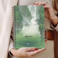 Sổ tay lò xo A5 - Sổ nhật ký chủ đề thiên nhiên xanh lá cây và vàng, bìa màu xanh lá cây nhạt với thiết kế phong cảnh núi, cây và sông nước - Giấy viết dày phù hợp cho việc viết nhật ký, học tập, văn phòng, du lịch - Món quà lý tưởng cho nhà văn và nghệ sĩ - Gáy chắc chắn và thẩm mỹ tối giản trang nhã - Hoàn hảo cho việc thư giãn và thể hiện sự sáng tạo - Thiết kế bìa xanh lá cây và vàng. - G - Xem 2