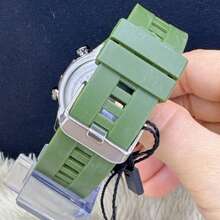 Men's Digital Watch With Digital Display Showing Time, Date, Day Of The Week, And Stopwatch Function, Available In Four Colors. 47 Mm Case. - Verde militar - Ver 3