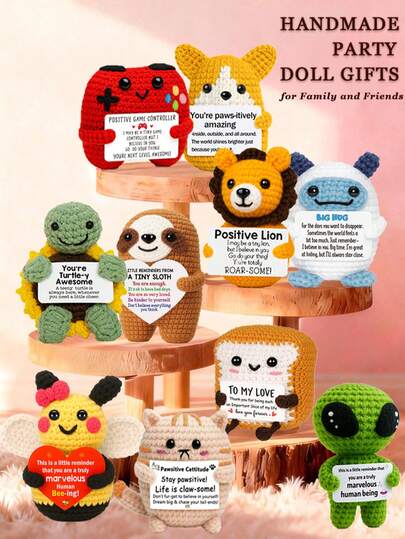 1件手工钩织桌面摆件，可爱动植物手工玩偶，是送给闺蜜、女友、姐妹、妈妈、奶奶、同事、家人的理想生日礼物，也可作钥匙扣，传递正能量，适合派对、母亲节、感恩节等场合，可作毛绒玩具、房间装饰或小礼物。