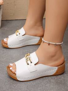 宽楦女式H型对称金属搭扣装饰厚底坡跟凉鞋，舒适休闲夏季沙滩平底凉鞋，加大码黑色 - 白色-金屬方鏈條 - 查看 1