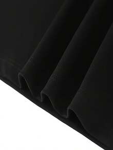 Plus Size - A Stylish Casual Round-Neck T-Shirt for Women in Plus Size, Featuring a 'Paris Romantic' Design with The Eiffel Tower Print, Perfect for Spring And Summer - Negro - Ver 5