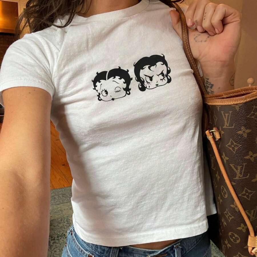 Retro Betty Baby Tee - Vintage 90s Fitted Shirt, Leo Baby Tee, Pinterest Style Shirt, 2000s Cartoon - 白色 - 查看 1