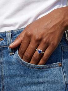 Anel de casamento feminino minimalista em prata de lei 925 com zircônia cúbica em formato de coração e semicírculo cravejado de diamantes. Elegante e luxuoso, perfeito para noivas e casais. Ideal para presentear com um anel de compromisso ou noivado. - Prata - Ver 10
