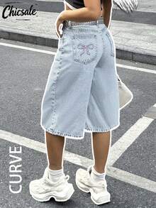 大码女式 Y2K 宽松阔腿七分牛仔裤，带蝴蝶刺绣口袋 - 淺色水洗藍 - 查看 1