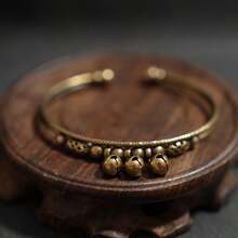 1件铃铛串珠可调节手镯 - 锤纹铜手镯，带吊坠，独特的手持音乐饰品 - 銅色 - 查看 9