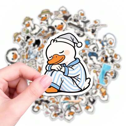 50张可爱鸭子贴纸，色彩鲜艳的卡通风格防水贴纸，适用于笔记本电脑、水瓶、手机壳、滑板、行李箱、吉他等，是青少年、成人、DIY爱好者、旅行者和日常生活装饰的理想之选。涂鸦艺术贴纸，可用于个性化文具、笔记本、剪贴簿和派对礼品。可爱美观的贴纸，可用于背包、自行车头盔和日记本。送给朋友、家人、同事的趣味礼物，为日常用品增添一丝俏皮感。