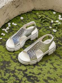 1双儿童夏季新款罗马凉鞋，鳄鱼皮纹，厚底，搭扣设计，波西米亚假日风压纹厚底，适合各种场合，包括节日庆典，适合2-15岁男孩女孩幼儿学生夏季郊游旅行海滩穿着。 - 銀色 - 查看 3