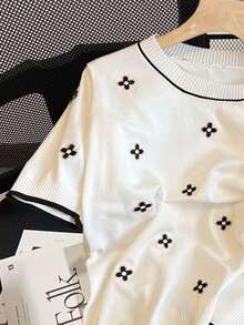 Women's Minimalist Clover Print Contrast Trim Slim Fit Crew Neck Knit Top - White - View 7