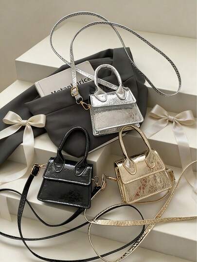 Este elegante, hermoso, sencillo, retro y casual bolso pequeño cuadrado de hombro/cruzado está hecho de material de PU y presenta un cierre magnético y una correa de hombro ajustable. Este exquisito y lindo bolso cruzado es una opción ideal para ir de compras para adolescentes y también es un versátil bolso cuadrado.