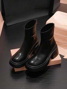 Botas de media pantorrilla con suela gruesa y punta redonda negras para mujer, estilo británico, diseño de cremallera trasera, cómodas y fáciles de usar, adecuadas para otoño e invierno. - Negro - Ver 2