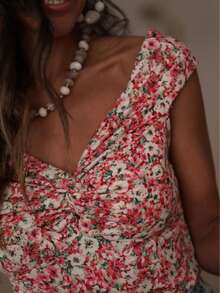 Top de Ombro Caído com Estampa Floral Miúda Francesa da Solstice Apparel, Camiseta Cropped Ajustada com Decote em V e Detalhe Torcido, Primavera/Verão - Rosa chiclete - Visão 6
