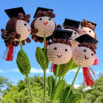 1件手工钩织毕业帽，手工编织的毕业帽和花束，采用编织纱线制成，适合学校毕业派对、家居桌面装饰、卧室装饰、花瓶插花，也是毕业或生日礼物的理想之选。