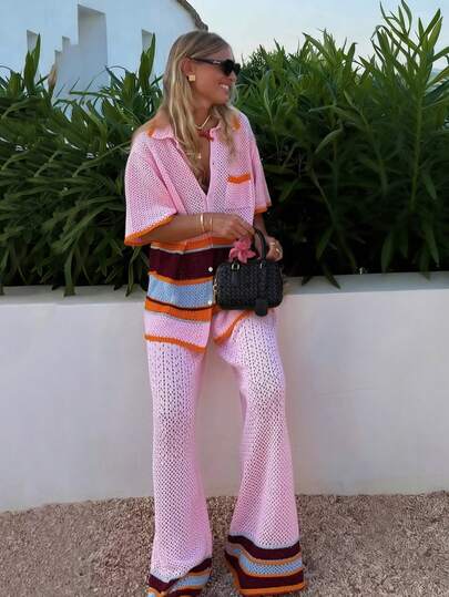 2026 Primavera/Verano Nuevo Llegada Conjunto de 2 piezas de mujer con cárdigan de punto a bloques de color con cuello y manga corta, y pantalón ancho de pierna ancha con textura calada. Este conjunto de estilo callejero americano irradia una personalidad vibrante. Perfecto para vacaciones en la playa, ocio relajado, escapadas a la isla y fiestas en la piscina, irradia una elegancia madura. Ideal para usar en vacaciones y atuendos de playa.