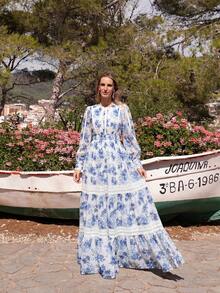 Đầm dạ hội thanh lịch bằng chiffon in hoa, cổ đứng, với họa tiết hoa rực rỡ, tay dài voan mỏng và thắt lưng mảnh - kiểu dáng nhiều lớp bồng bềnh, phù hợp cho các buổi dạ tiệc, tiệc ngoài trời và sự kiện thảm đỏ. Tiệc cưới mùa xuân. - Xanh và trắng - Xem 6