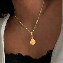 1件新款时尚水滴镂空字母吊坠金色不锈钢珠链项链，女士款 - 金黃色 - 查看 1