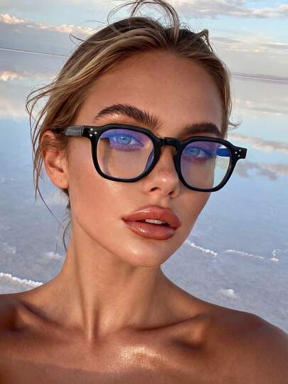 一副男女通用铆钉方形复古平底眼镜，适合日常阅读、工作通勤、海滩装扮，复古Y2K基础款商务休闲礼品