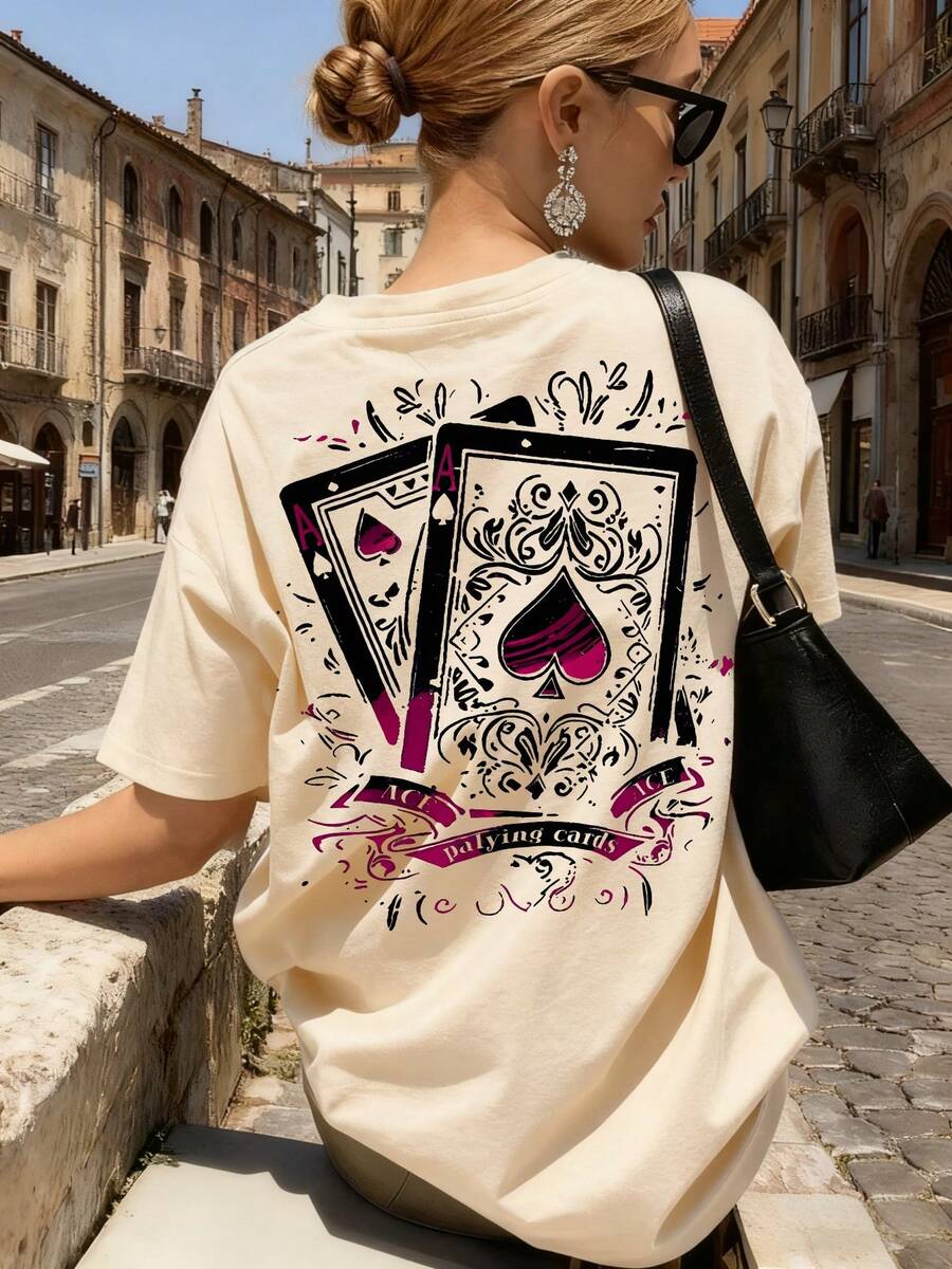 新款夏季女式简约字母扑克牌印花圆领杏色短袖T恤，时尚百搭，适合日常休闲和春假穿着。