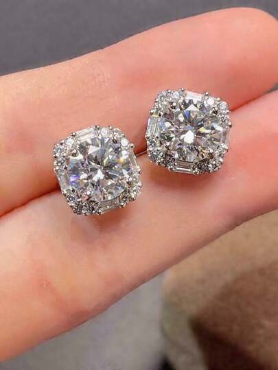 一对镶嵌立方氧化锆的心形耳钉，适合女性参加派对、订婚、周年纪念日、情人节等场合佩戴。