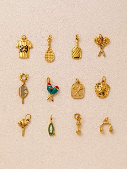 1 pièce Nouvelle mode Série sport Pendentif, incluant raquette de tennis, baseball, tennis, pickleball, haltère, maillet, planche de surf, écouteurs, plaqué or 18 carats, résistant à l'eau et à la décoloration, accessoire de bijouterie DIY, convient pour collier, bracelet, boucle d'oreille, porte-clés, sac, accessoires pour femmes, portefeuille, petit cadeau de pendentif