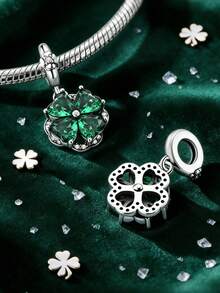 1 pièce Conception originale Ajoutez une touche de chance ludique à votre collection de bijoux avec ce magnifique charm trèfle à quatre feuilles rotatif de couleur argent. Ses quatre pétales verts vibrants en zircone scintillent brillamment et présentent un mécanisme de rotation lisse et unique qui vous permet de faire tourner le design d'une simple pression - ajoutant un élément interactif à votre style quotidien. - Argent - Voir 8