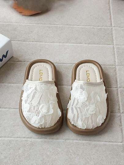 2026春夏新款婴儿拖鞋，无后跟穆勒鞋款式，方便穿脱，网眼鞋面透气柔软，蕾丝花朵装饰可爱，适合搭配公主风和休闲风儿童服装。