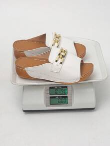 宽楦女式H型对称金属搭扣装饰厚底坡跟凉鞋，舒适休闲夏季沙滩平底凉鞋，加大码黑色 - 白色-金屬方鏈條 - 查看 9