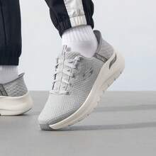 Skechers 男士新款轻便缓震休闲步行运动鞋 - 灰色 - 查看 2