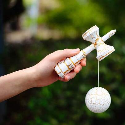 1pc Random Kendama Skill Ball - Dual-Color Cracked Wood Grain Design, Ideal For Improving Hand-Eye Coordination And Balance. This Wooden Kendama Is Suitable For Beginners And Great For Practicing Coordination And Balance Exercises.