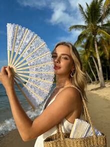 1把复古蕾丝刺绣花卉手扇，蕾丝折叠扇，夏季沙滩扇，可折叠手扇，女士蕾丝扇，复古婚礼扇，西班牙手扇，竹骨材质，优雅白色设计，适合作为节日礼物或女士家居装饰。扇边饰有精致的蕾丝刺绣，户外、花园、旅行必备、便携必备、沙滩必备、毕业季、毕业典礼、毕业典礼、毕业礼物、毕业赠礼、毕业礼物、毕业派对、户外必备、旅行便携、徒步旅行必备、露营必备、便携工具、夏季必备、夏季便携 - 多色 - 查看 5