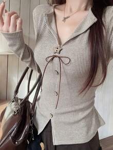 时尚蝴蝶结V领长袖T恤，褶皱修身短款女式上衣，春夏款 - 卡其色 - 查看 4