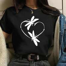 Camiseta con estampado de libélula y corazón de amor para mujer, blusa informal de manga corta con cuello redondo, ropa de calle, Tops con estampado gráfico - Negro - Ver 6