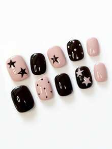 10片装，名为“粉黑星”。这款美甲以经典的婴儿粉和高光黑色对比为主色调，点缀以俏皮的星星图案和精致的圆点。浪漫柔和的色调与鲜明的图形细节相融合，打造出时尚青春的造型——无论是休闲外出、约会之夜，还是为日常穿搭增添一抹个性，都是理想之选。手工制作的按压式美甲贴片。 - 彩色 - 查看 2