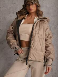 过渡款式绗缝夹克，带帽，袖子上有文字 - 棕色 - 查看 1