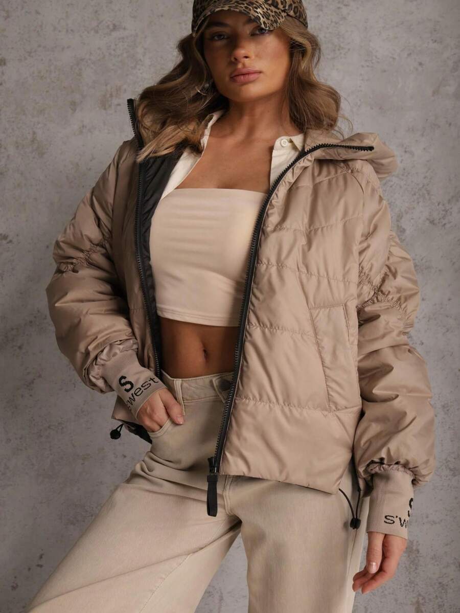 过渡款式绗缝夹克，带帽，袖子上有文字 - 棕色 - 查看 1