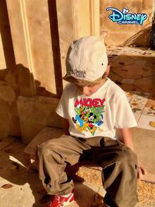 Boys' Pure Cotton Short-Sleeved T-Shirt, A New Summer Style With A Disney Mickey And Friends Theme For Children Aged 4–12. The Front Features A Retro-Style Distressed Print Of Mickey, Donald Duck, Goofy, And Pluto. With A Pure White Crew Neck And A Loose Fit, It Pairs Well With Cargo Pants, Denim Shorts, Athletic Joggers, Or Casual Trousers. It Is Suitable For Disneyland Trips, Daily School, Outdoor Play, Family Gatherings, Weekend Shopping, Camping, And Picnics. Soft, Breathable, And Sweat-Wicking, It Is Gentle On The Skin. Available In All Children's Sizes, This Fun And Eye-Catching Piece Is Versatile And Sure To Turn Heads. Featuring Officially Licensed Disney Cartoon Prints, It Caters To Children's Love For Disney Characters And Easily Creates A Vibrant Summer Look. - 白色 - 查看 3