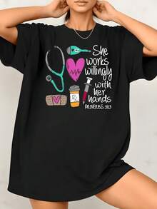 Corazón morado que simboliza amor y vocación médica junto a estetoscopio jeringa termómetro y pequeños elementos de salud que transmiten dedicación y cuidado camiseta de mujer casual cómoda 220g - Negro - Ver 1