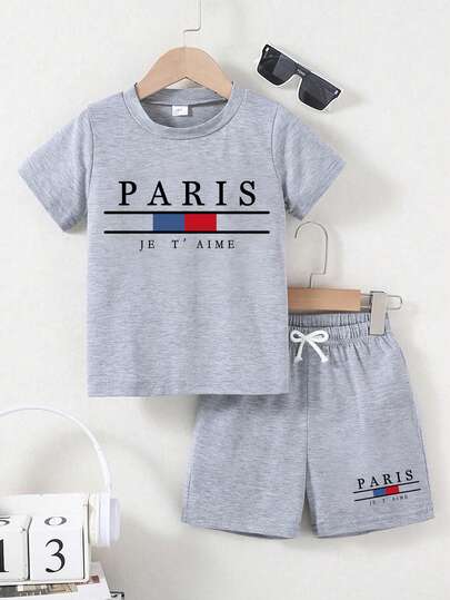 Bộ đồ thường ngày cho bé trai gồm áo thun ngắn tay cổ tròn in chữ và quần short cạp chun có dây rút.