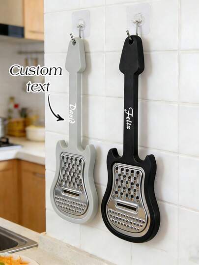 1 pieza Rallador de acero inoxidable personalizado, se puede personalizar con letra/nombre/logotipo, rallador de queso en forma de guitarra mini creativo 3 en 1, rallador multifuncional para jengibre, ajo, adecuado para parmesano, ajo, jengibre, verduras y chocolate, diseño de limpieza conveniente, adecuado para cocinar en casa