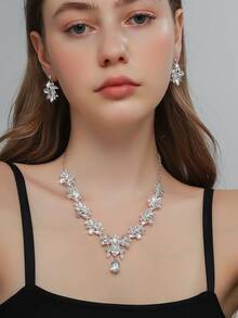 3件套水晶花朵项链、耳环和手链套装，精致百搭，尽显高端质感，适合女性日常通勤、校园约会、婚礼、派对以及情人节等场合作为礼物。 - 8028 - 查看 16