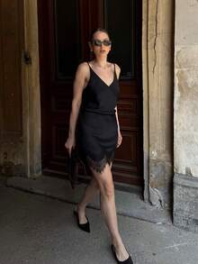 女士性感深V领无袖吊带迷你连衣裙，撞色蕾丝细节，梭织面料，不对称下摆，露背设计，适合派对穿着 - 黑色 - 查看 5