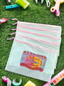 Neue Vintage Sardinen wasserdichte PVC Strandtasche mit buntem Buchstabendruck - A4 Größe, transparente Kosmetiktasche, Medizinset, mit Nylonreißverschluss, ideal für Schwimmen, Tauchen & Sommerurlaub - leicht, perfekt für Männer, Frauen & Jugendliche, Strandtasche Zubehör Reiseessentials Reisezubehör Reisemuss Urlaubsessentials Urlaubsreisetasche Makeup-Tasche Make-up-Organizer Kulturtasche Kosmetiktasche Pflegetasche Waschbeutel Kulturtasche Reise Damen Reisetaschen Damen Tragbare Tasche mit großer Kapazität - Verschiedenfarbig - Übersicht 9