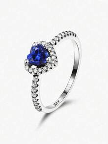 Anel de casamento feminino minimalista em prata de lei 925 com zircônia cúbica em formato de coração e semicírculo cravejado de diamantes. Elegante e luxuoso, perfeito para noivas e casais. Ideal para presentear com um anel de compromisso ou noivado. - Prata - Ver 13
