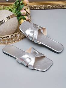 Sandalias planas de punta cuadrada para mujer, elegantes y minimalistas, tipo chanclas de playa, con correa de PU deslizable y punta abierta, en beige/plateado/marrón, cómodas y versátiles sandalias casuales para el verano, uso diario, vacaciones y viajes - Plateado - Ver 8