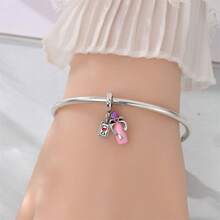 这款镀银吊坠以“美甲时尚”为主题，整体风格梦幻柔美。其精致甜美的造型散发着现代时尚气息。这款吊坠可与同系列的同款手链和项链搭配，打造个性化的DIY珠宝。 - 彩色 - 查看 5