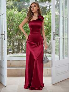 Vestido longo feminino elegante e charmoso, com decote assimétrico fluido, saia evasê e costas abertas, ideal para eventos de gala à noite. - Vermelho - Ver 3