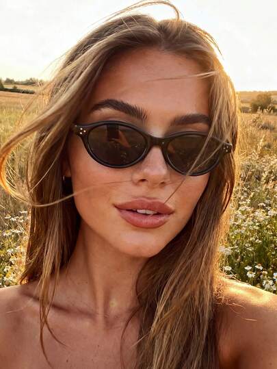 1 Cặp kính gọng nhỏ hình oval đính đinh tán phong cách retro hip-hop, màu đen, tối giản, đa năng.